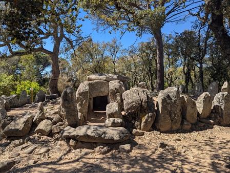 Dolmen de la Cova d'en Daina Dolmen de la Cova d'en Daina